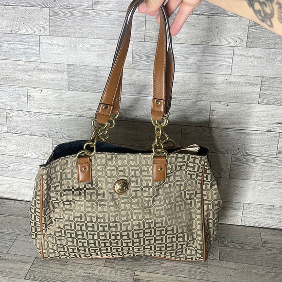 Tommy Hilfiger Handbags - TOMMY HILFIGER Signature Logo Tan Multi Pocket Handbag
